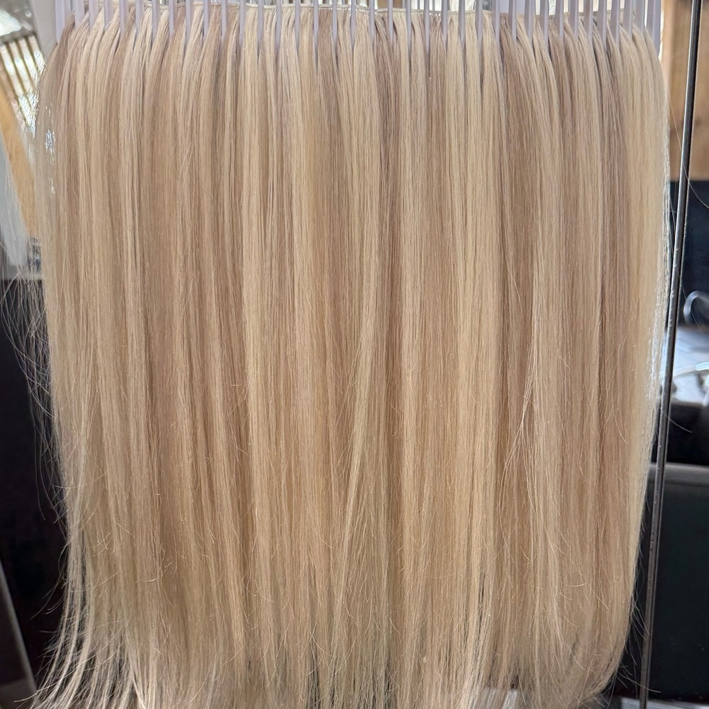 Harper Ellis extensions. Almost new condition. 5 wefts in all. Great deal!!!